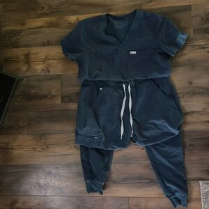 Blue/gray figs set in medium